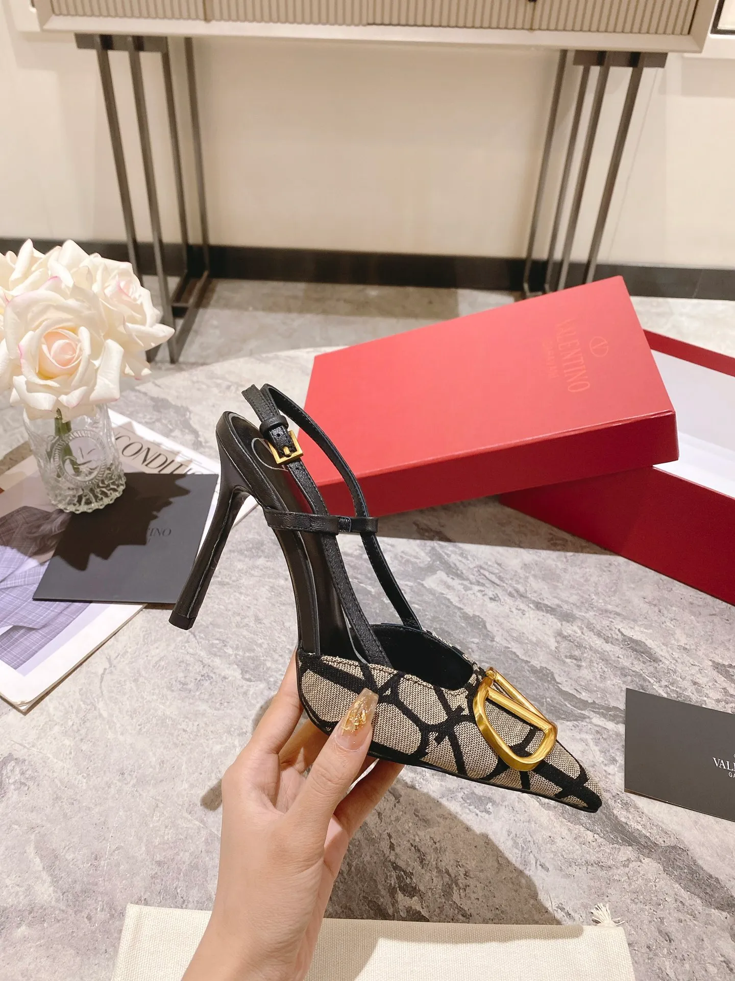 👟👟Ex-factory price 440👟👟 Genuine leather sole +40 Top version 𝑉𝐴𝐿𝐸𝑁𝑇𝐼𝑁𝑂 Valentino 2023 spring and summer new women's 5⃣️color empty back sandals The unique [V logo fabric printing pattern] brings out a full sense of high-end, and the new season will live up to expectations! Worth buying★Absolutely high-grade❥Original method, Absolutely sensual❥Elegant style, creating a different feeling, simple and elegant style!  Code number: 35-41 (34-42 customized) Fabric: Fabric printed cloth Lining: Sheepskin lining Heel height: 3 options 5cm-8cm-10cm Leather outsole Rubber outsole